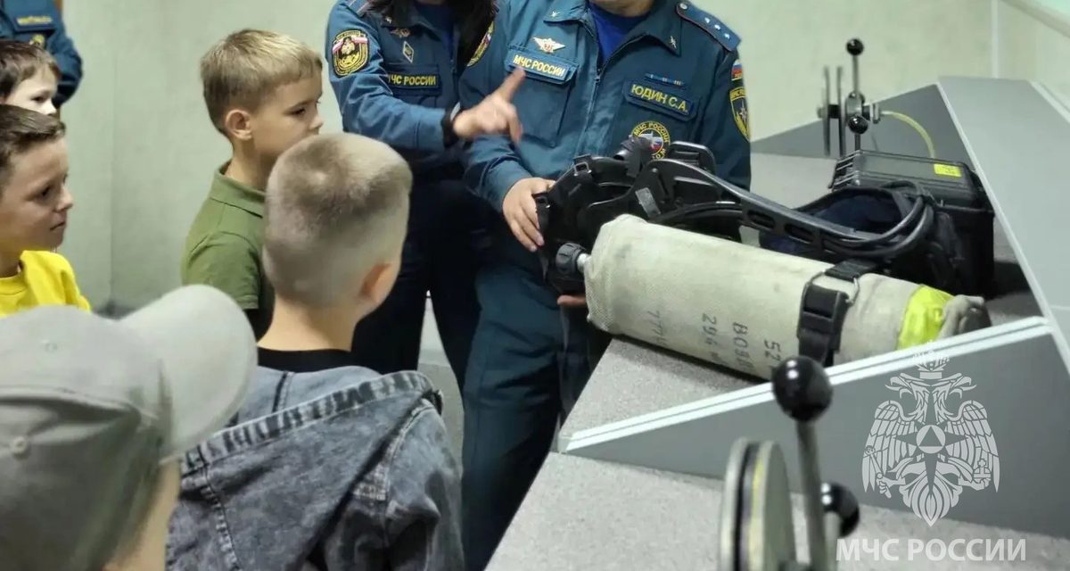 Дети пожарных прошли пожарный лабиринт и получили рюкзаки перед школой