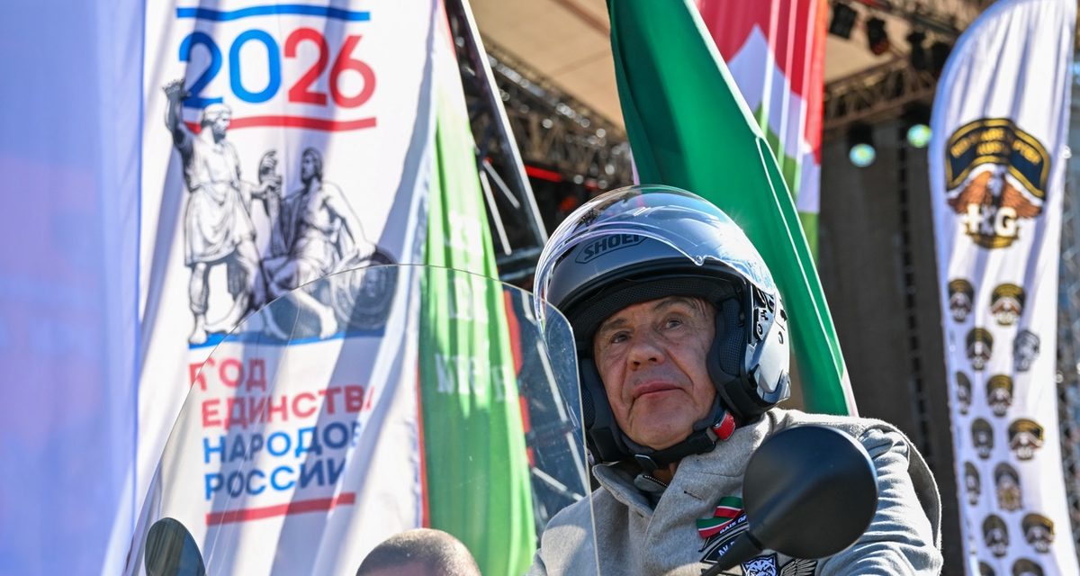 Рустам Минниханов сел на мотоцикл и проехал по центру Казани с фестивальной колонной