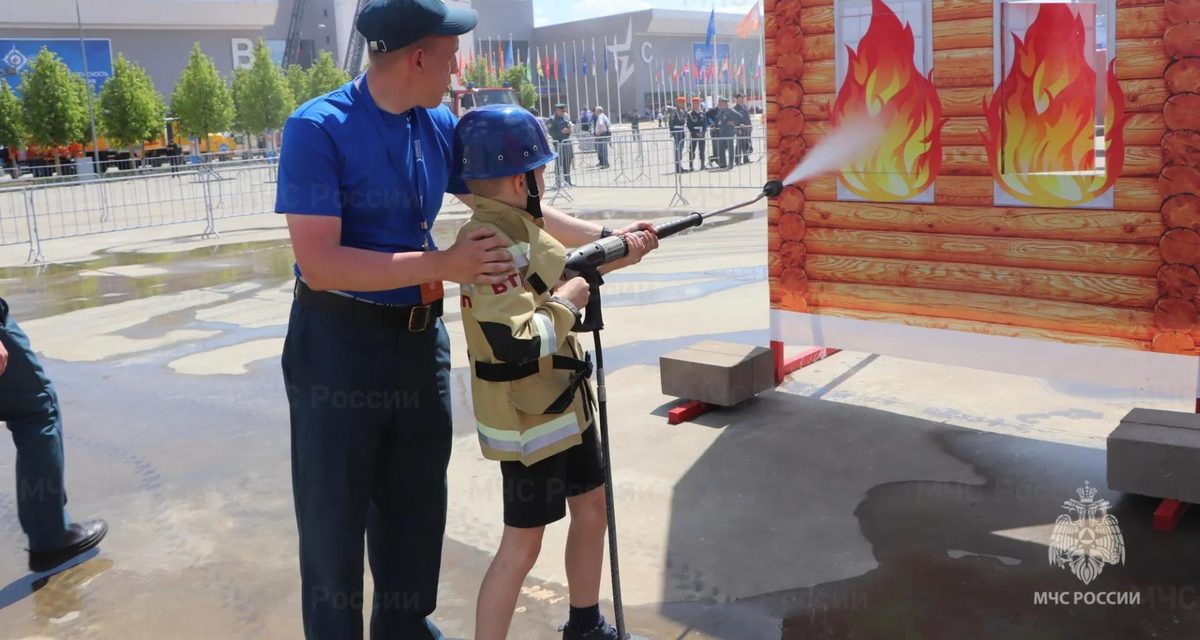 Жители Нижнекамска бесплатно попробуют себя в роли пожарных и увидят новейшую технику в Казани