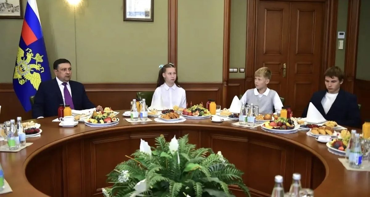 Глава МВД Татарстана перед Днем знаний поздравил многодетную сотрудницу, переехавшую из Амурской области