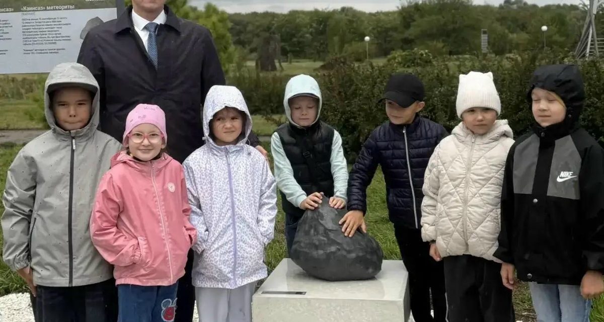 Под селом Каен-Саз открыли стелу с копией осколка метеорита «Каинсаз»
