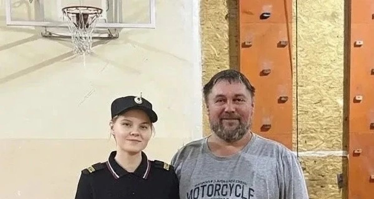 Полицейская Ксения спустя годы продолжает советоваться с директором своей школы